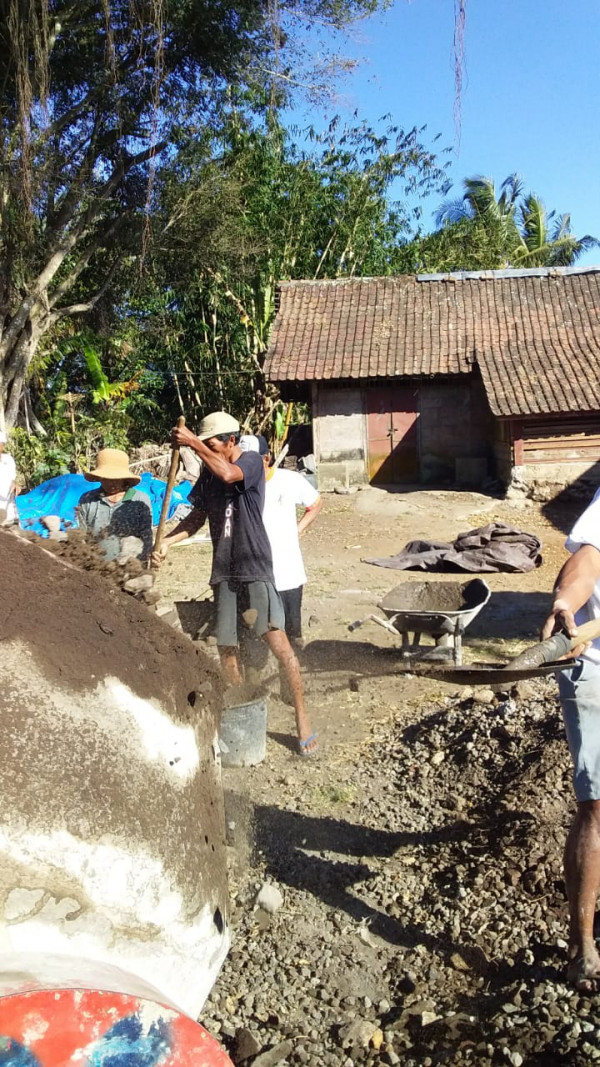 Gotong Royong dalam rangka lomba lomba Desa Adat Kebon Bantiran Desa Wanagiri Kauh