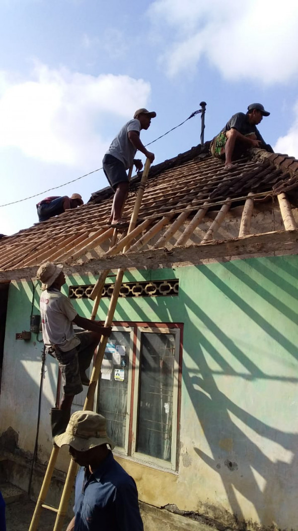 Pembongkaran Rumah dalam rangka bantuan rehab rumah banjar kebon bantiran desa wanagiri kauh