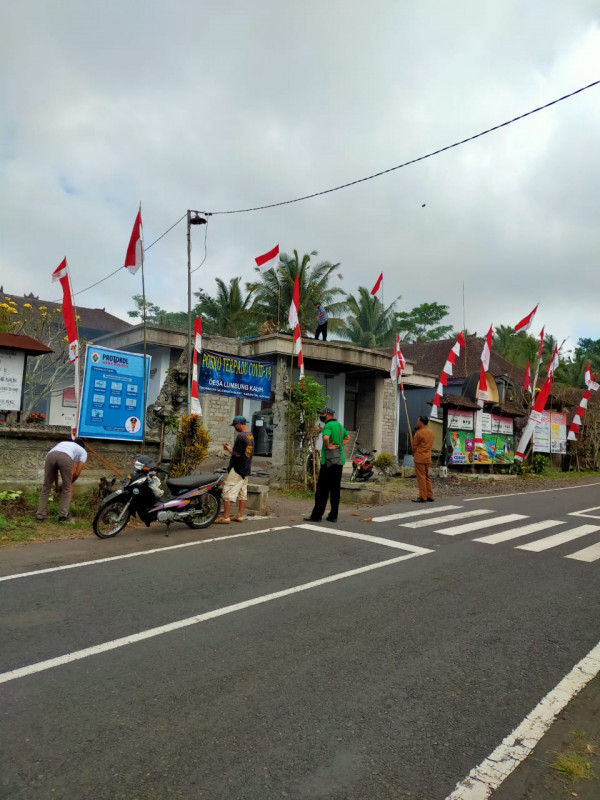 Pemasangan bendera dan umbul -umbul dalam rangka menyambut 17 Agustus