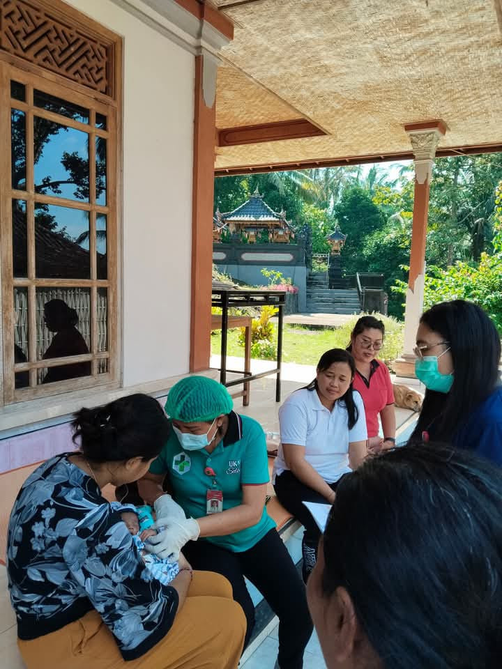 Melakukan kunjungan ke ibu nifas