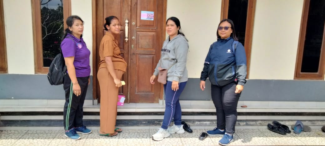 Pemasangan Stiker Ibu Hamil