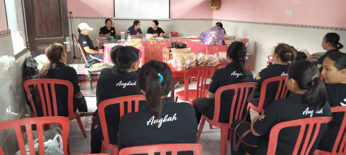 Kegiatan arisan PKK Desa Bulanan dan Kerja Bakti dilingkungan Kantor Desa Angkah