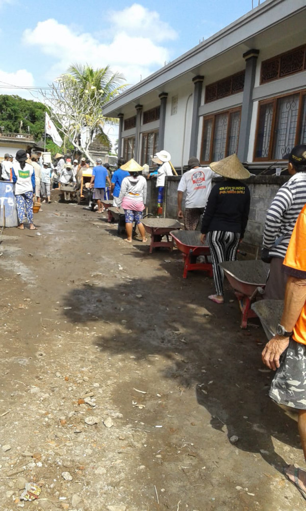 Gotong Royong Masyarakat Desa Tibu Biu saat Pembuatan Jalan