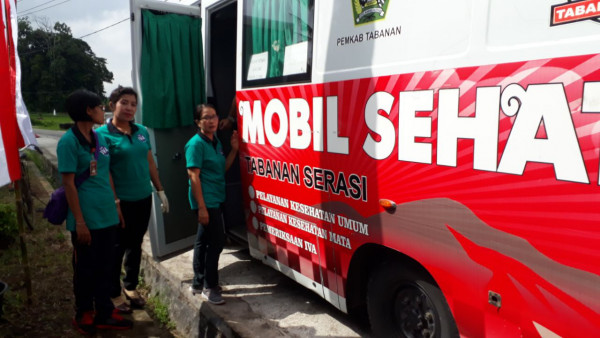 Kegiatan Krioterapi di Mobil Sehat untuk masyarakat di Kampung KB Tibubiu