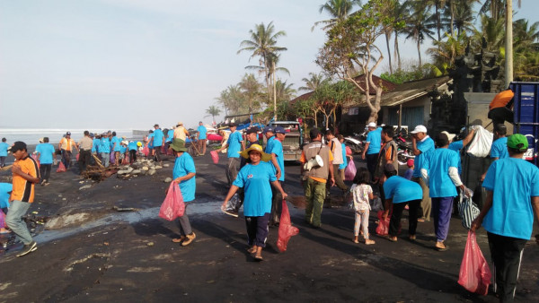 Pengembangan Destana IV dengan Kegiatan Kebersihan di Pantai Pasut Desa Tibubiu