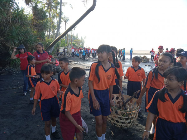 Kerja Bakti Sosial Kebersihan Pantai Pasut Desa Tibubiu
