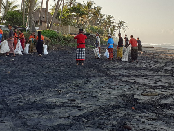 Kegiatan Kerja Bakti Kebersihan Pantai Pasut Desa Tibubiu