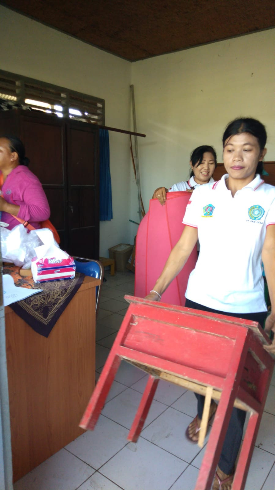 kegiatan bersih-bersih di TK Wira Bhuana
