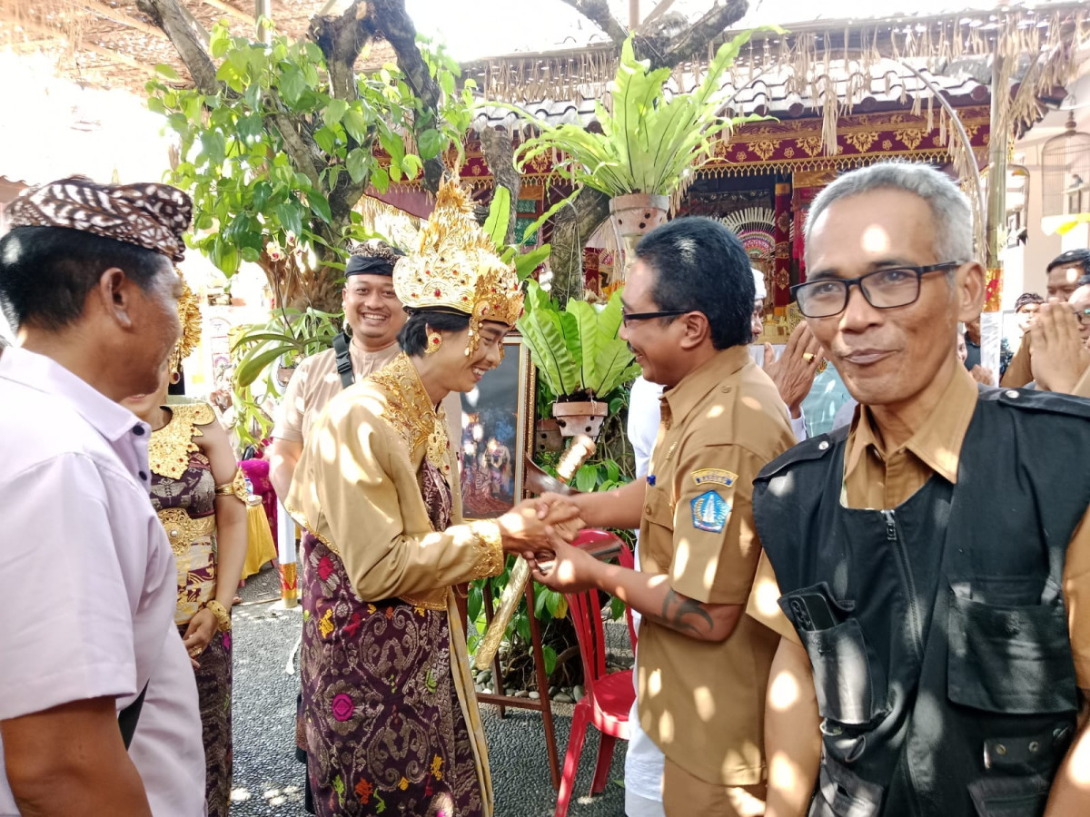 Perbekel Buduk I Ketut Wira Adi Atmaja bersama Perangkat Desa dan Staf, menghadiri undangan Pernikahan