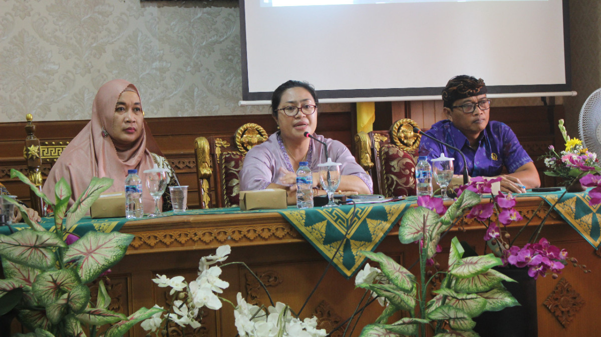 Ibu Kepala Perwakilan BKKBN Provinsi Sumatera Utara beserta Ibu Perbekel Penarungan dan keutu BPD Penarungan