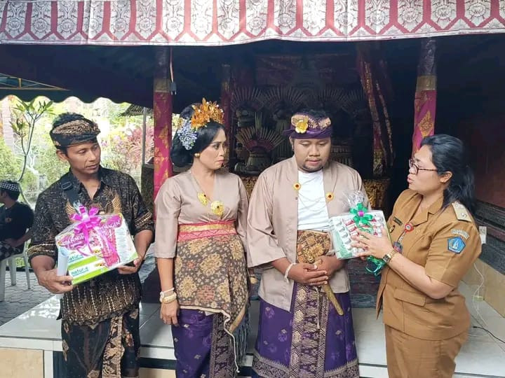 Pengantin diberikan bingkisan PMT dari Perbekel Penarungan dan diberikan edukasi makanan bergizi seimbang bersama TPK