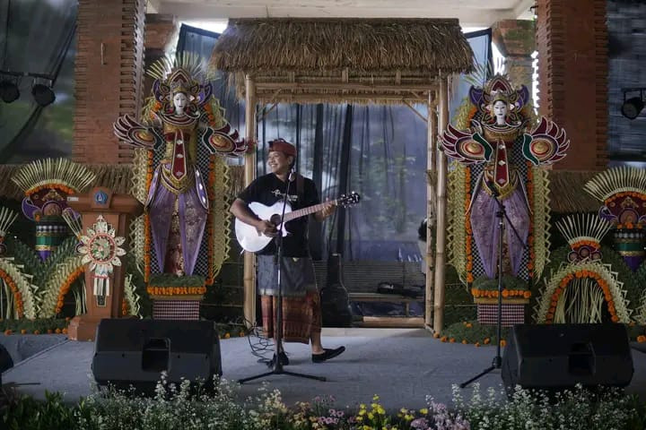 Penyanyi lokal Pemuda dari kampung KB Penarungan menyanyikan lagu Bali