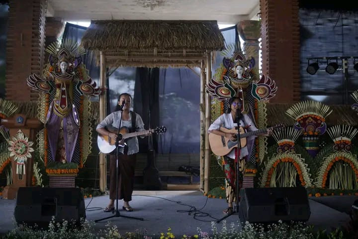 Tampilan Pemudi dari Kampung KB Penarungan menyanyikan  lagu Bali