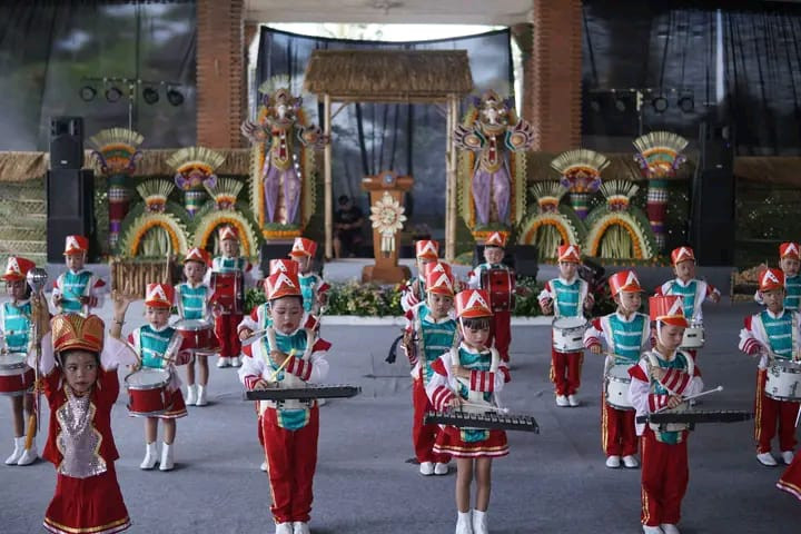 Tampilan Drumband anak-anak TK di desa Penarungan