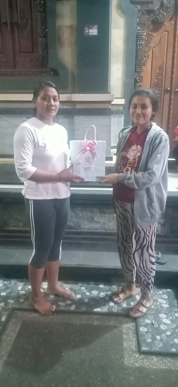 Kader TPK menyerahkan bantuan PMT dari pemdes Penarungan kepada ibu hamil Banjar Bangkiang Sidem Desa Penarungan
