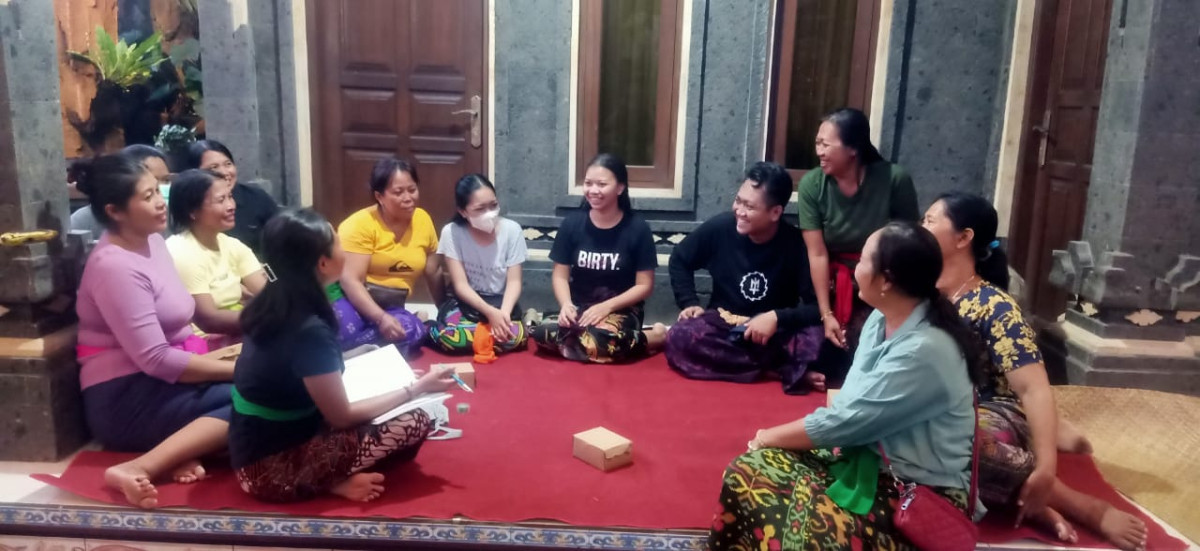 Kader TPK Desa Penarungan mendampingi Calon Pengantin Banjar sengguan