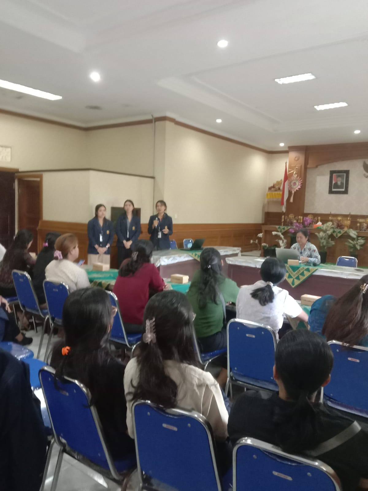 Pemberian materi mengenai pengemasan produk UPPKA oleh Mahasiswa KKN