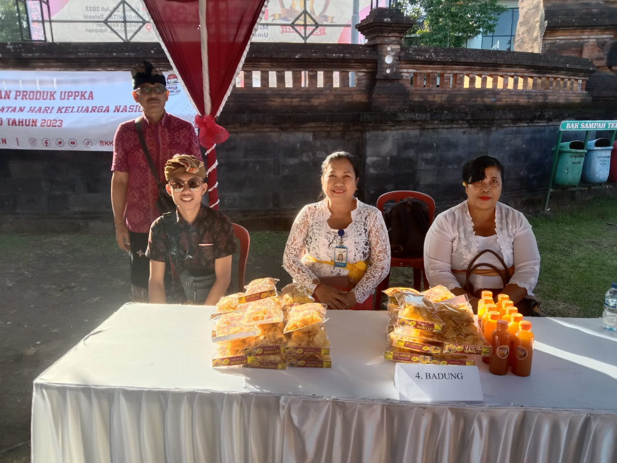 Mengikuti pameran UPPKA pada saat Peringatan Harganas yang ke 30 di Kabupaten Tabanan