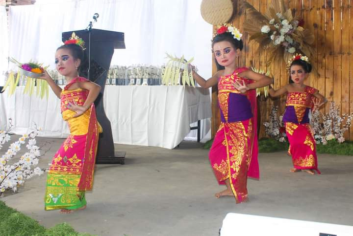 Penampilan murid TK Kumara Sari I Penarungan menarikan Tarian Pendet