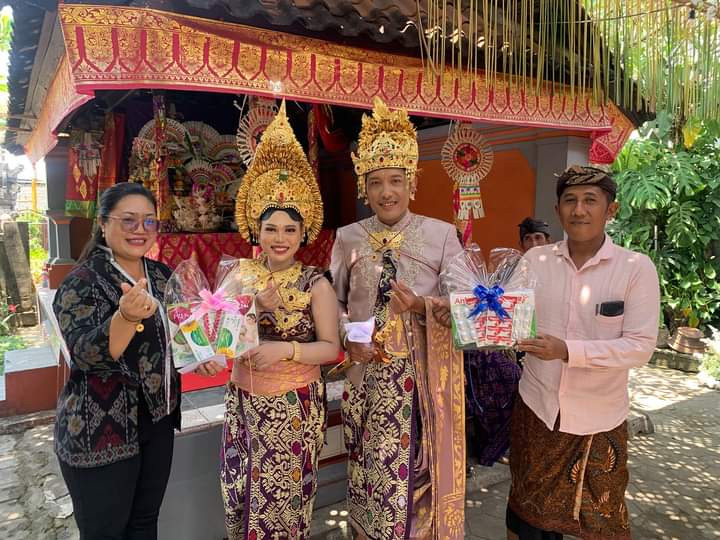 Pemberian PMT kepada calon pengantin oleh Perbekel Desa Penarungan