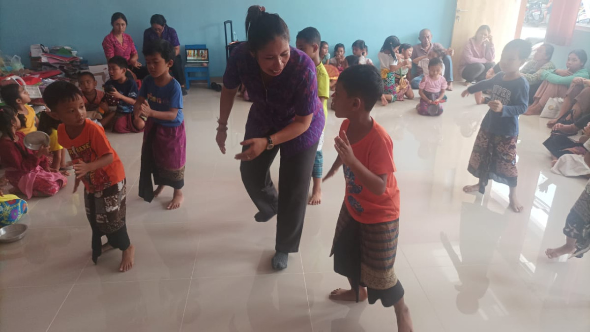 Latihan menari anak TK