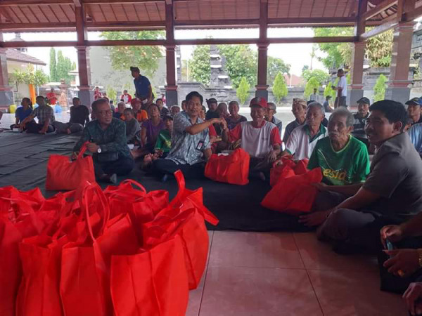 Penyerahan paket Sembako kepada Disabilitas dan Lansia oleh Dinas P2KBP3A Kabupaten Badung