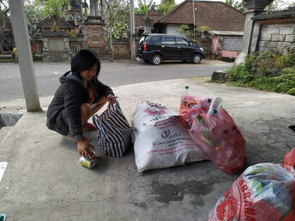 Warga yang mengumpulkan botol dan kaleng bekas ke Badaulu  Banjar Batulumbang