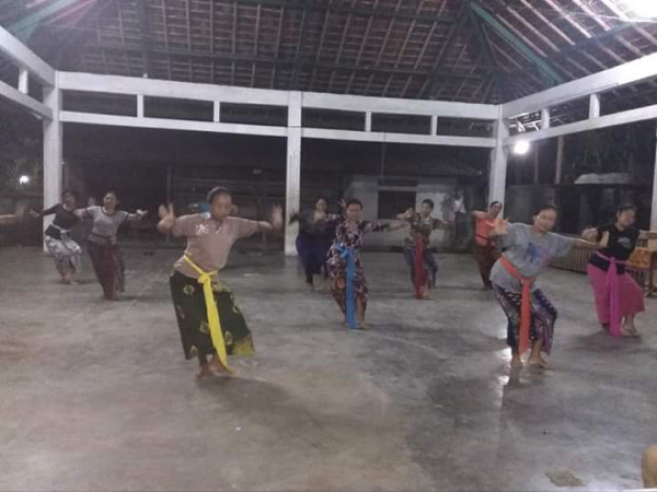 Latihan menari PKK Banjar Gunaksa