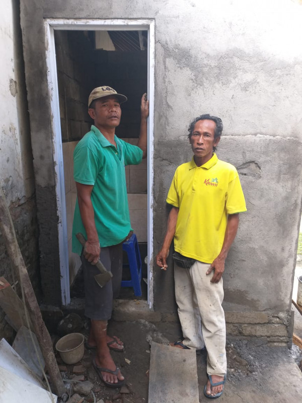 Pemberian bantuan WC untuk kk miskin desa kenderan