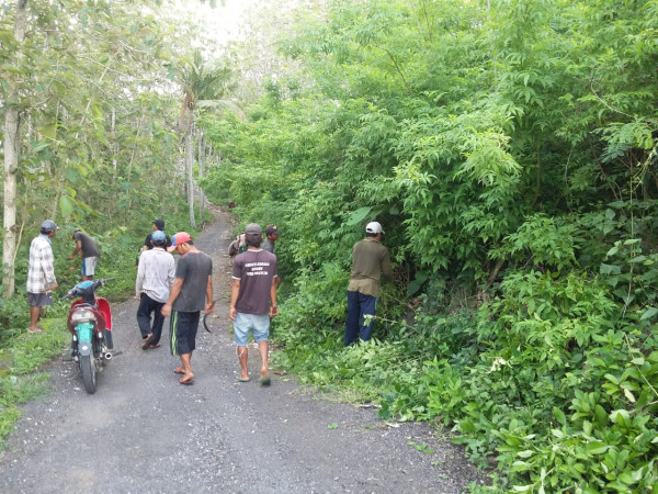 Pemotongan rumput dan ranting pohon yang melewati  jalan desa oleh warga dusun Sukun