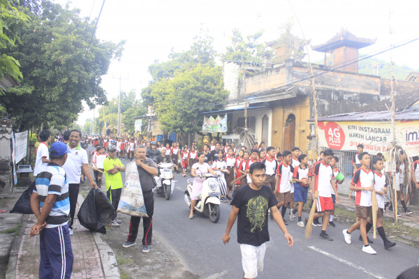 Resik Sampah Plastik Di Lingkungan Desa Dawan Klod