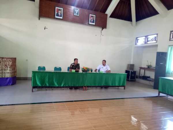 Penyerahan Kartu Tanda Anggita (KTA) satuan Linmas