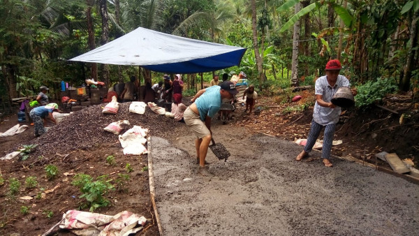 Betonisasi jalan Usaha tani Tengkade