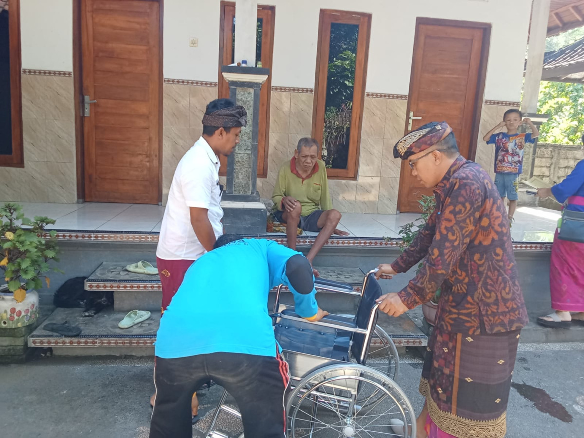 Penyerahan Bantuan Kursi Roda dari Dinas Sosial Kabupaten Klungkung kepada 2 orang warga Desa Dawan Kaler