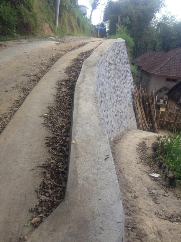 Senderan jalan lingkungan Dusun Cekeng