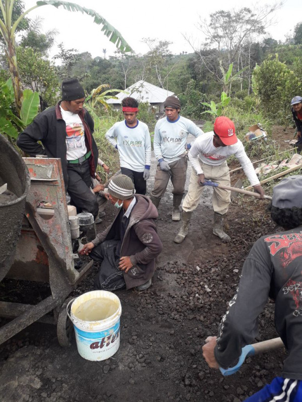 Pembuatan jalan setapak di Banjar Kayukapas