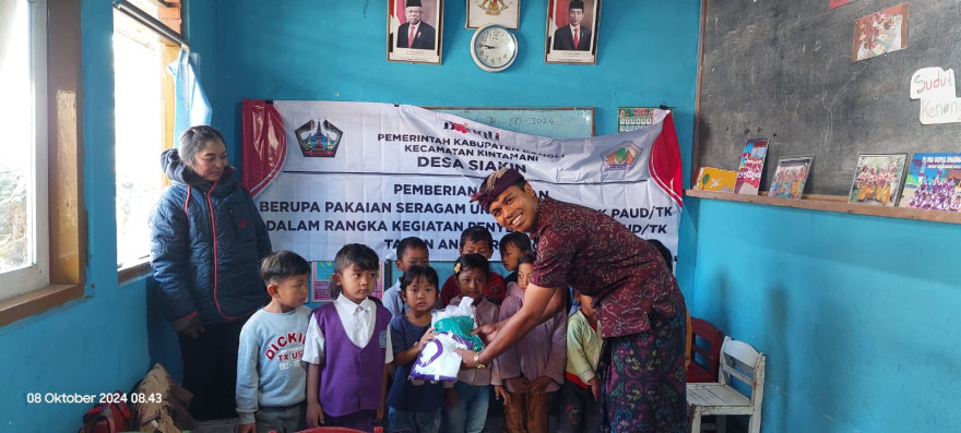 enyerahan Pakaian Seragam Sekolah Untuk Anak-anak PAUD/TK Pra Widya Darma Siakin