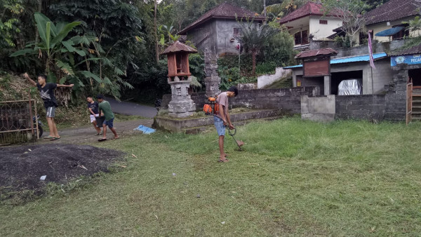 Para remaja membersihkan halaman balai banjar