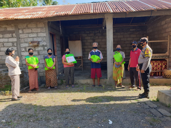 Pemberian paket sembako oleh kapolres karangasem