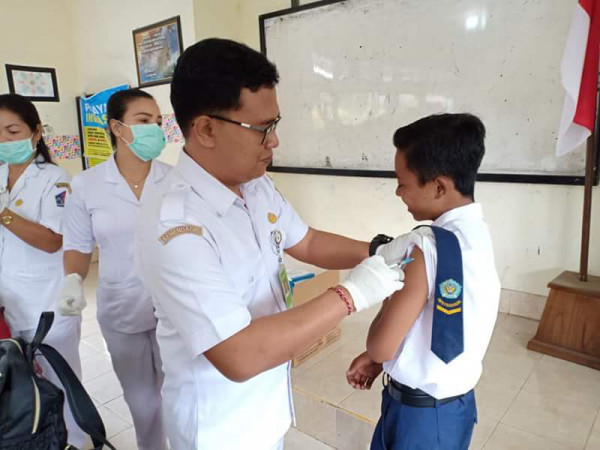 Pemberia Vaksin MR pada siswa SMPN.3 Busungbiu di Desa Sepang