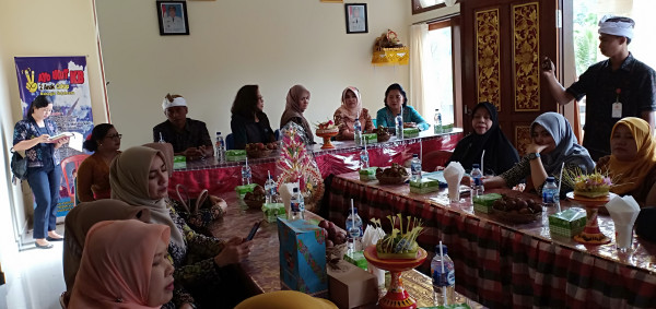 Menerima kunjungan Tim penggerak PKK dan kepala Dinas PPKBPPPA Kab. Bogor