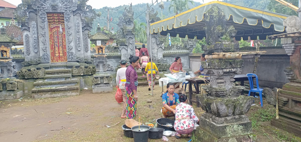 Gotong royong dalam rangka upacara karya di pura dalem sepang