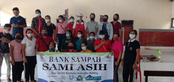 Poto bersama setalh melakukan giat pemilahan sampah plastik 