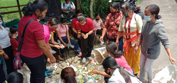 Proses pemilahan sampah plastik dari botol minuman mineral 