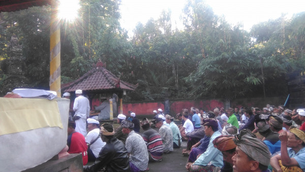 Membuat sarana persiapan upacara