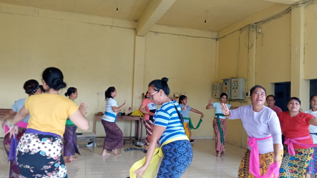 latihan menari pkk banjar beteng