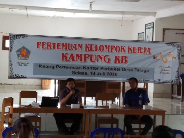 Narasumber menyampaikan materi