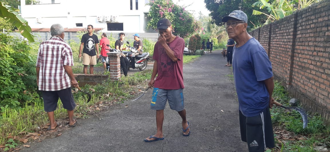 Warga Masyarakat Dusun Enjung Sangiang Melakukan Bersih Di Sungai