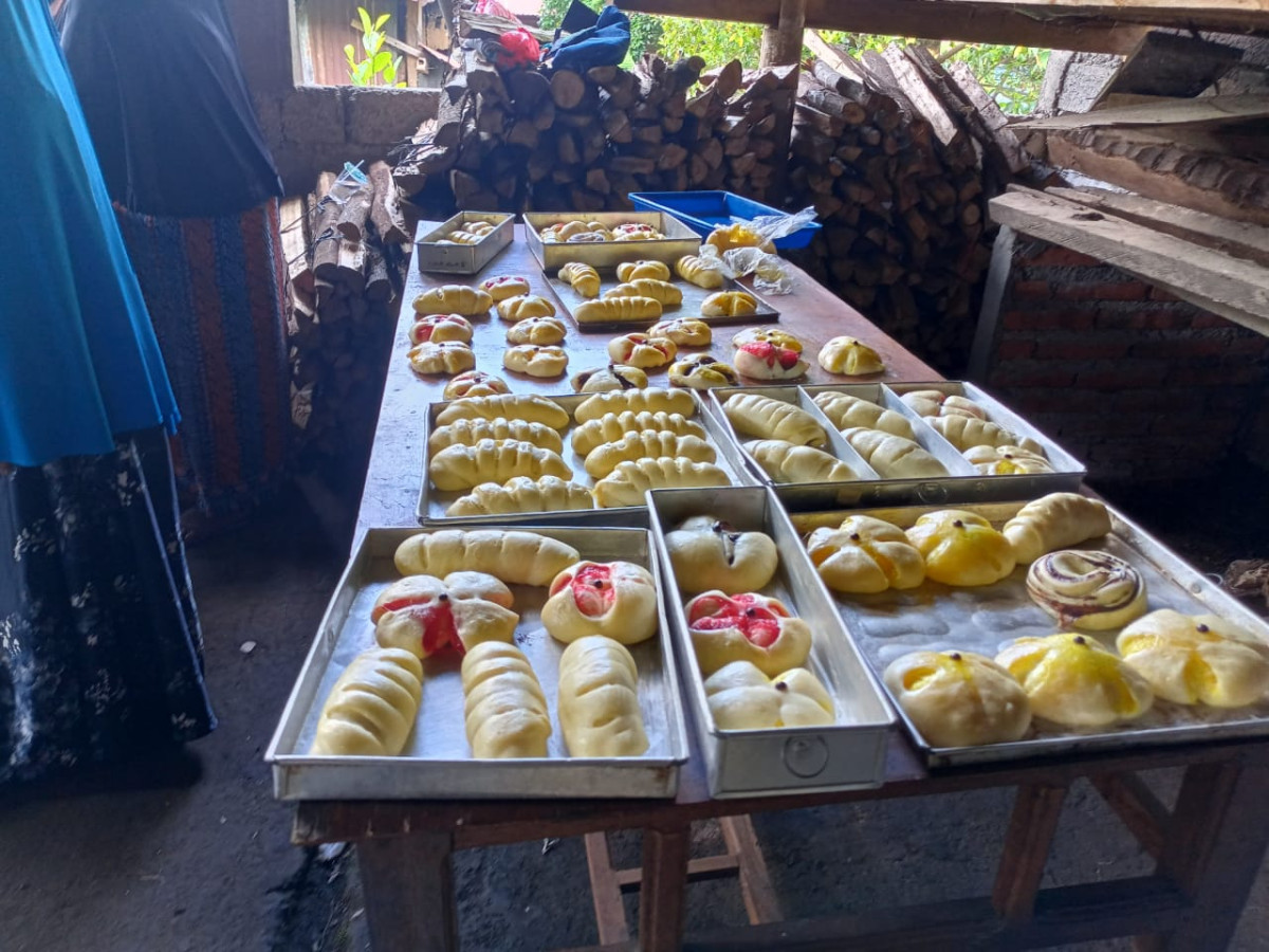 Pelatihan pembutan roti dan kue bronis oleh seksi ekonomi Pokja kampung KB desa pegayaman