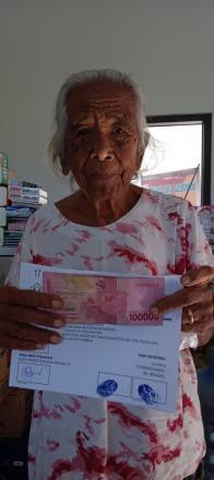 Penyerahan BLT kepada lansia yang kurang mampu